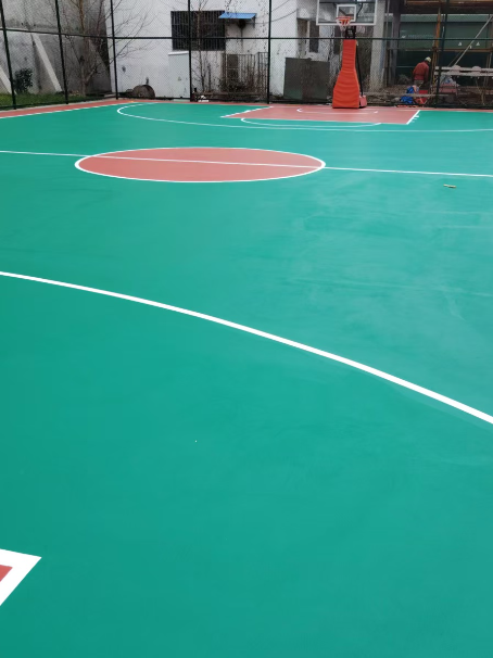 伍家岗 球场长期使用易出现地面开裂